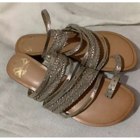 Fergalicious Womens Flat Toe Loop Strappy Sandals in Gold/Tan, Size 6.5 M New - Picture 1 of 5